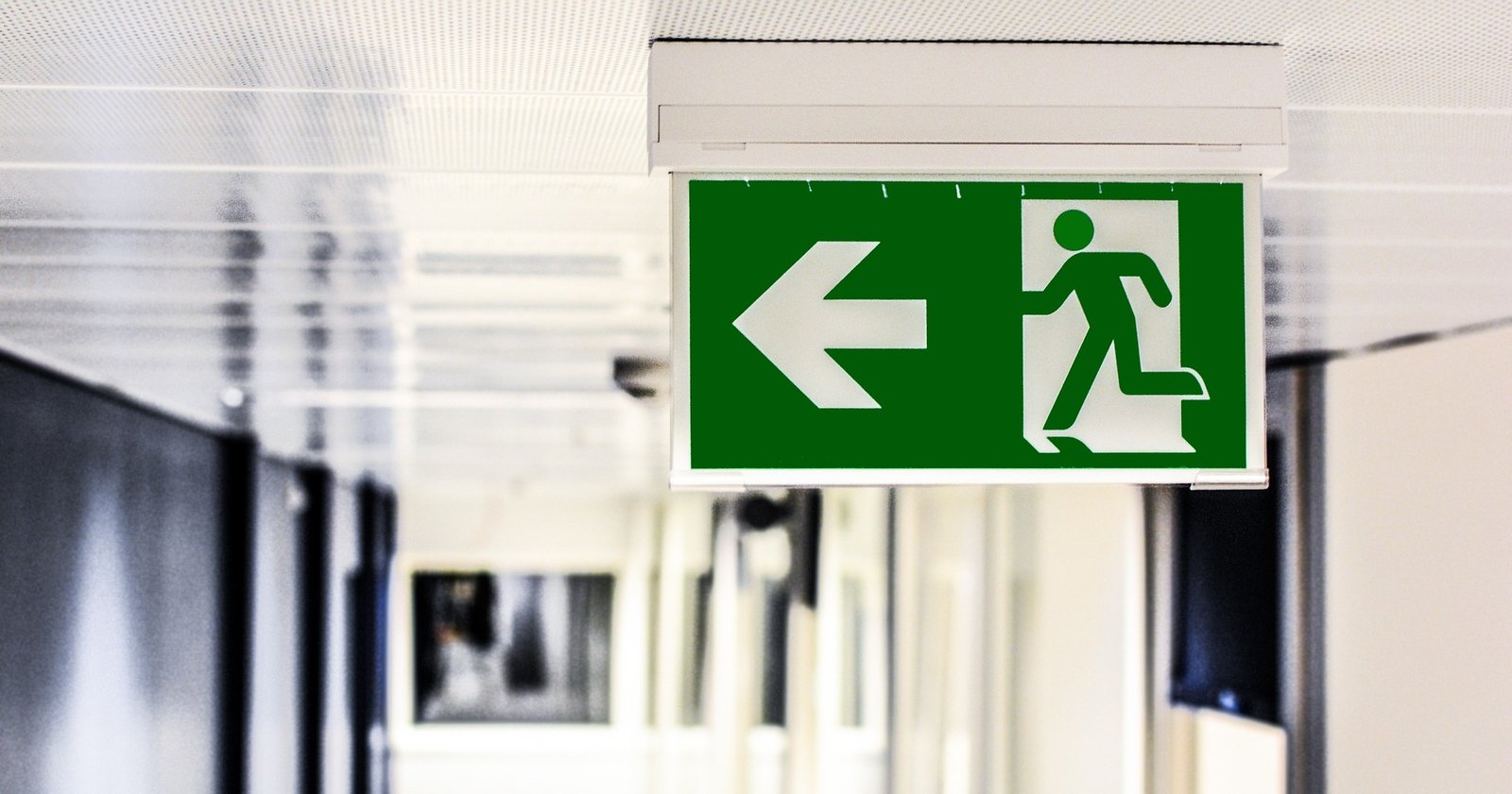 Éclairage signalant une sortie de secours dans des locaux